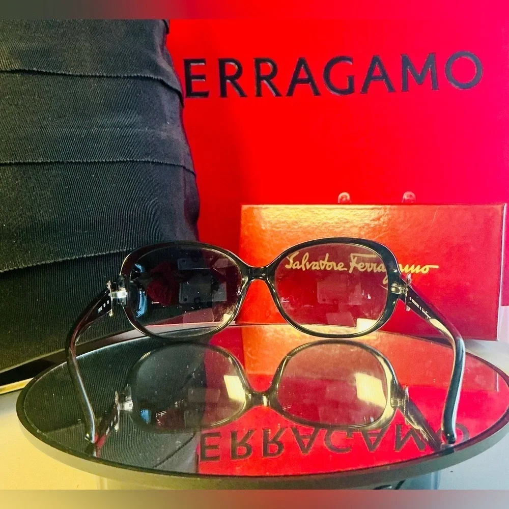 SALVATORE FERRAGAMO SUNGLASSES BLACK OVAL